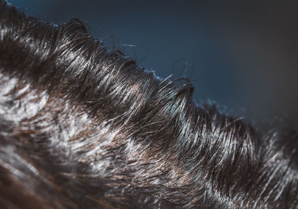 Fettige Kopfhaut: Talgproduktion verstehen & richtig pflegen